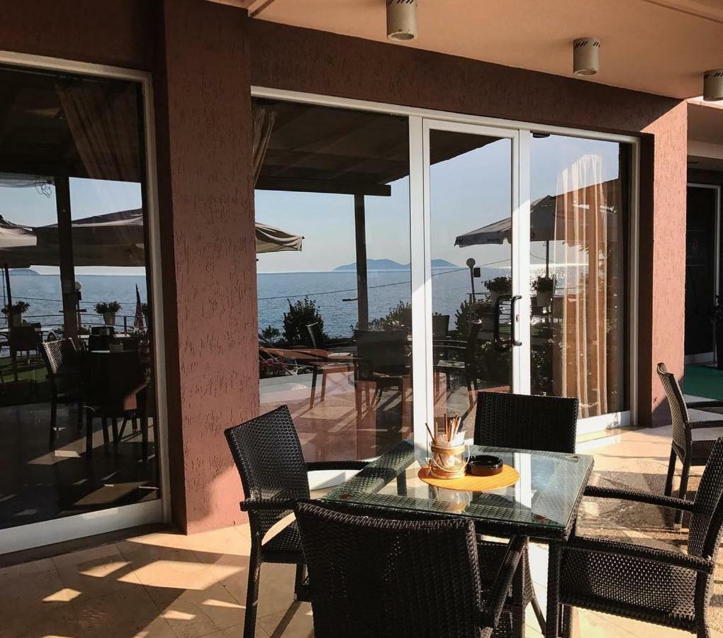 Ambasador Hotel Vlore Luaran gambar